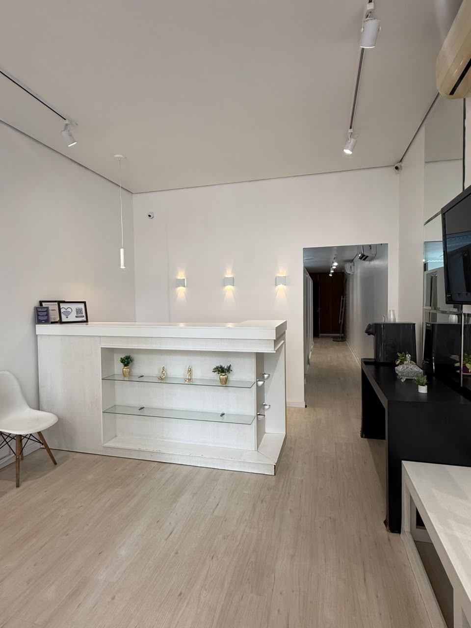 Recepção da Lady Depil com balcão branco e iluminação suave