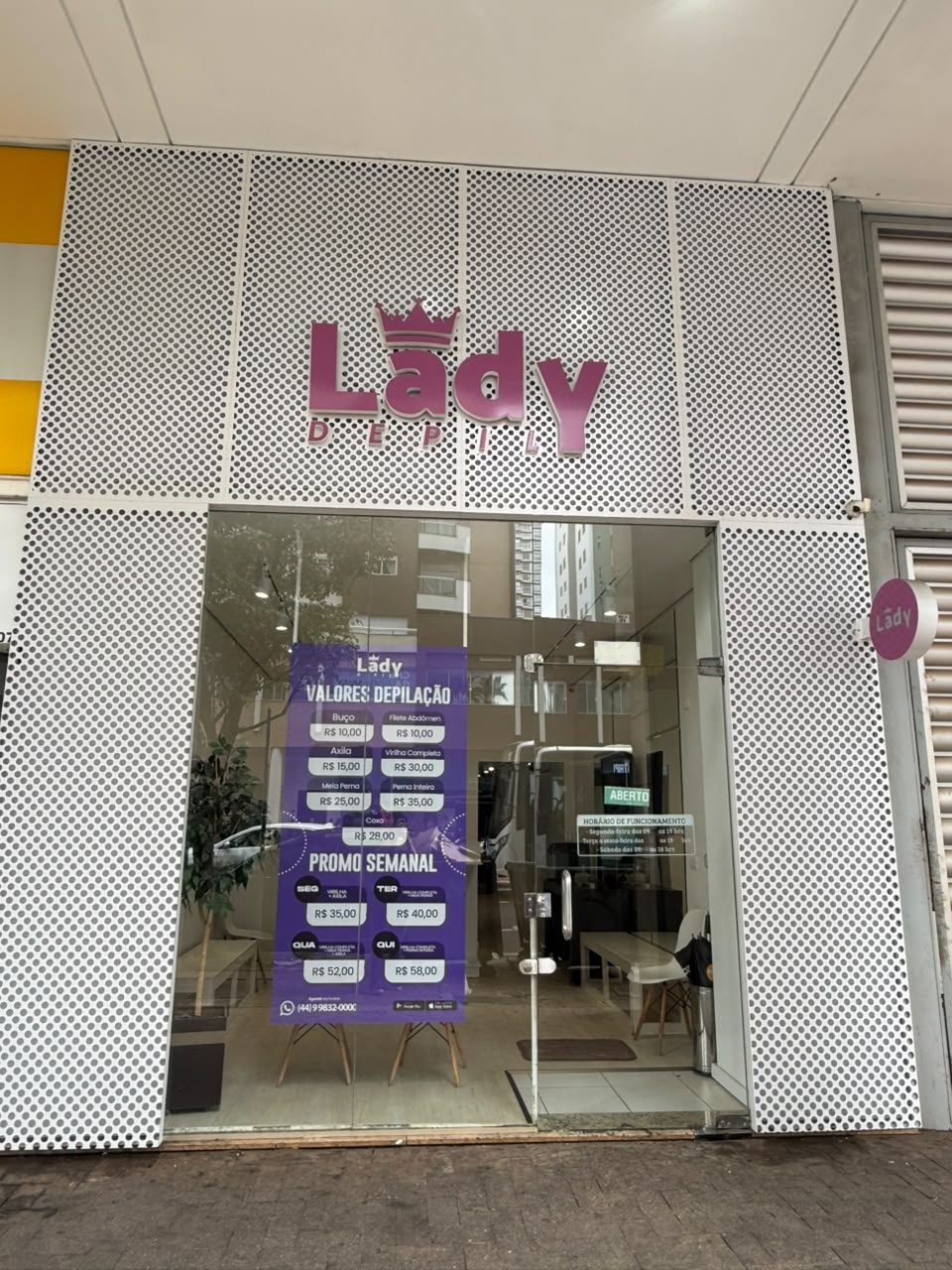 Fachada da Lady Depil, com a logo em rosa sobre painel branco perfurado